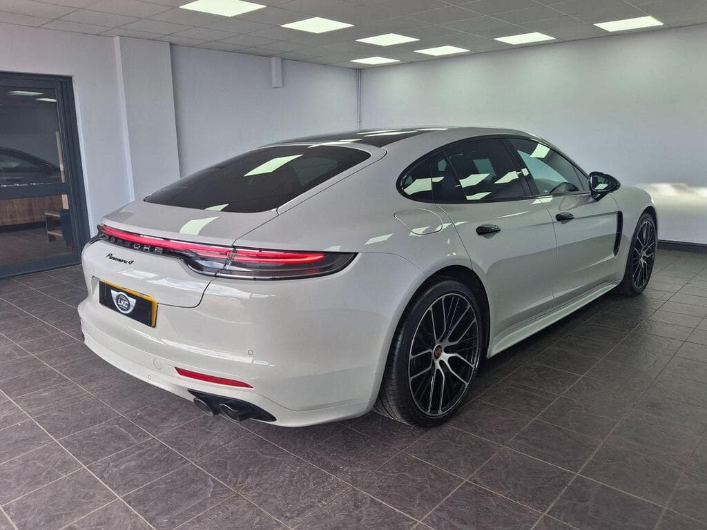 Porsche Panamera 2022