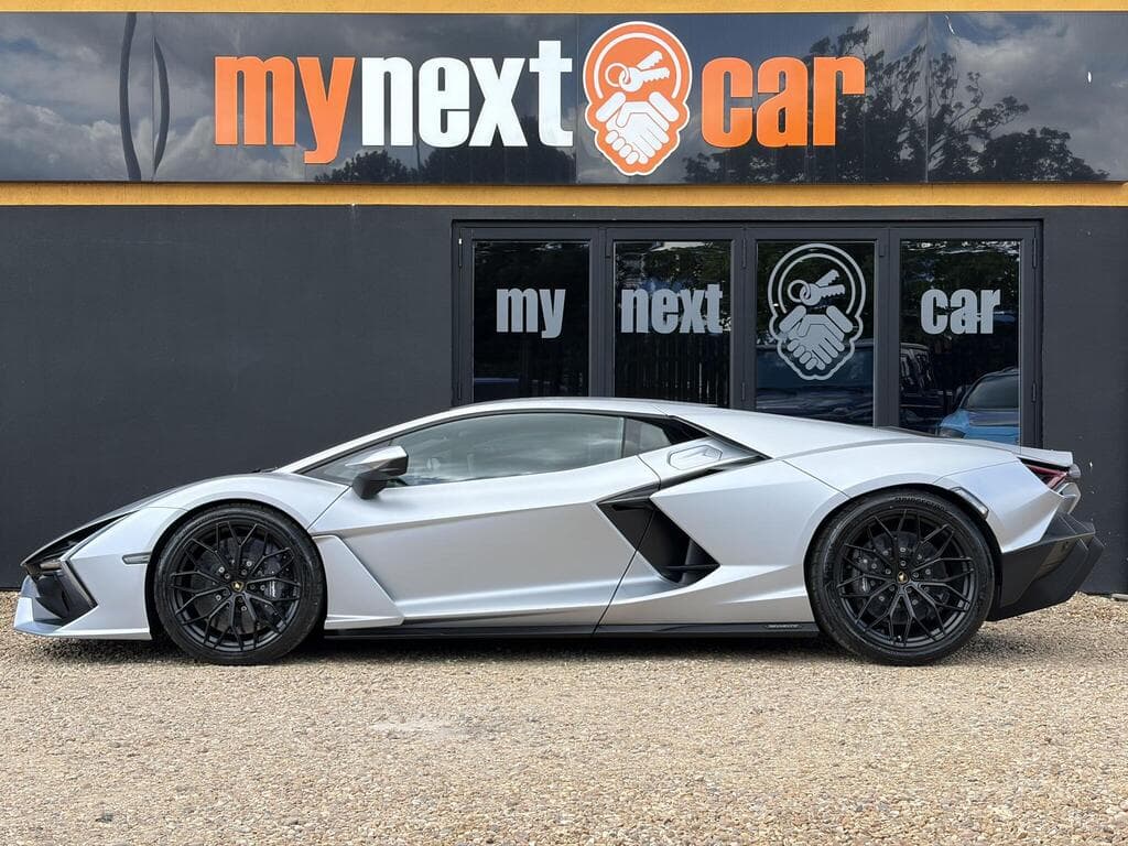 Lamborghini Revuelto 2024