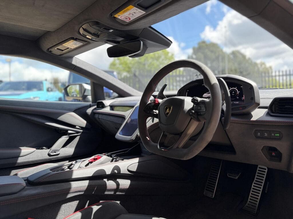 Lamborghini Revuelto 2024