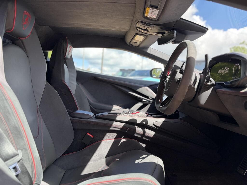 Lamborghini Revuelto 2024