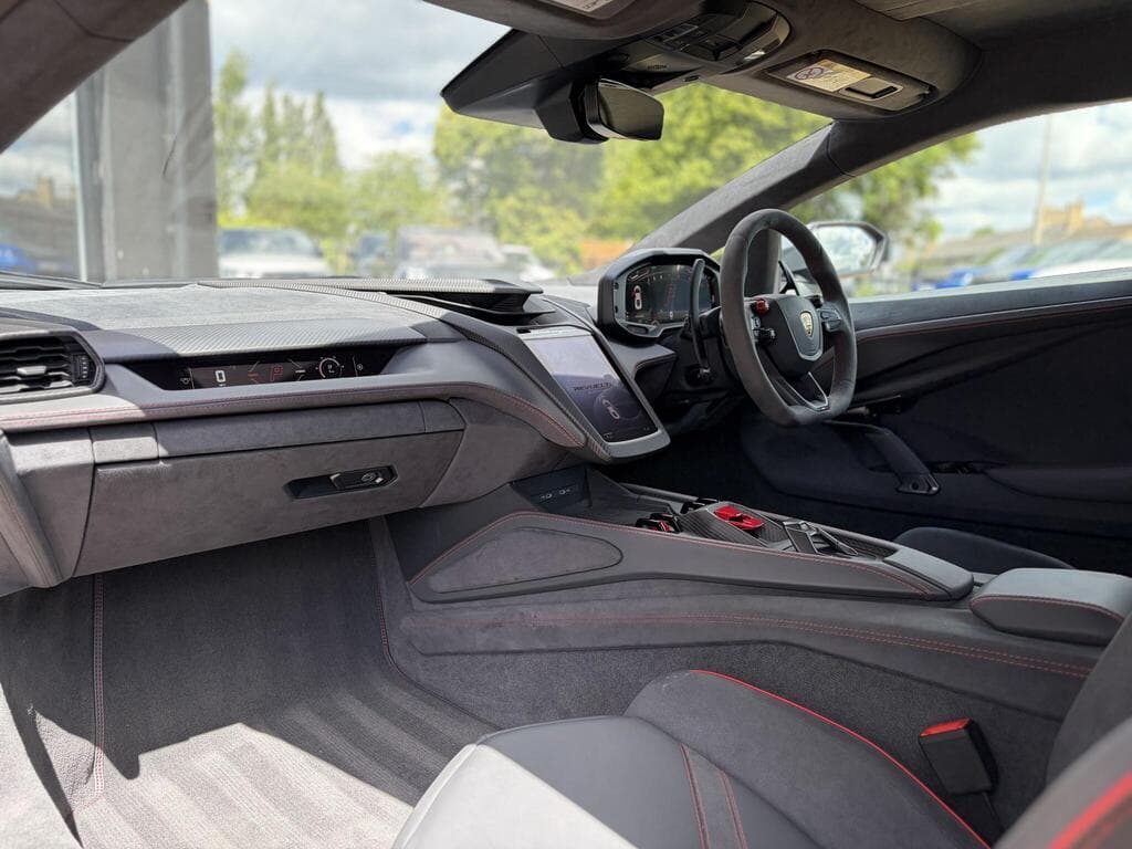 Lamborghini Revuelto 2024
