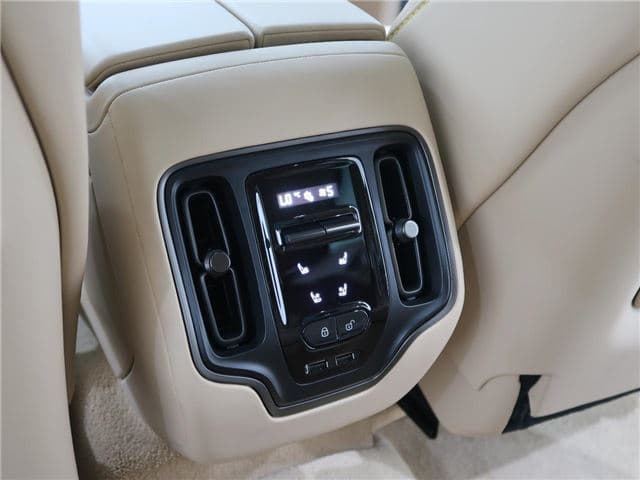 Aston Martin DBX 707 2023