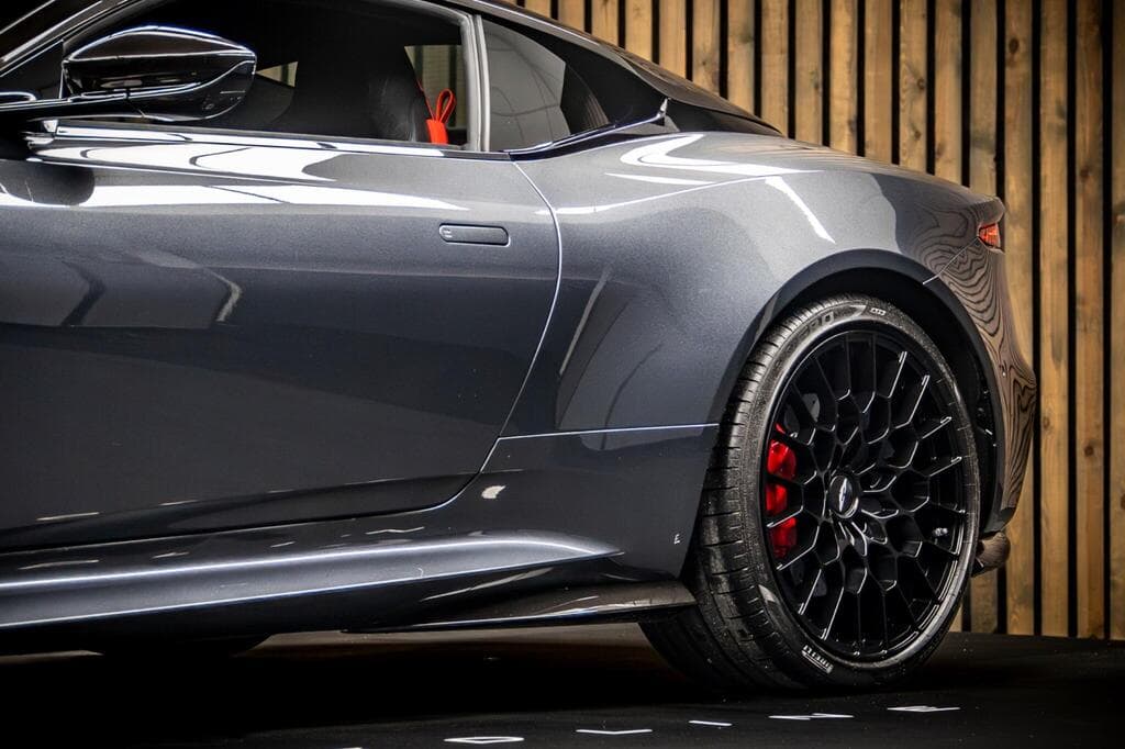 Aston Martin DBS 2023
