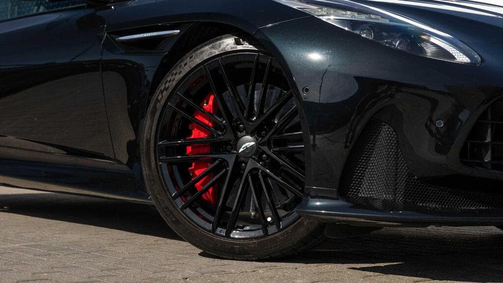 Aston Martin DB12 2023