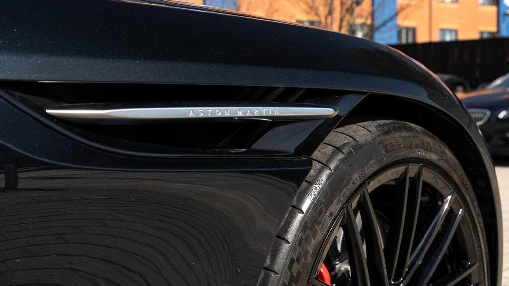 Aston Martin DB12 2023