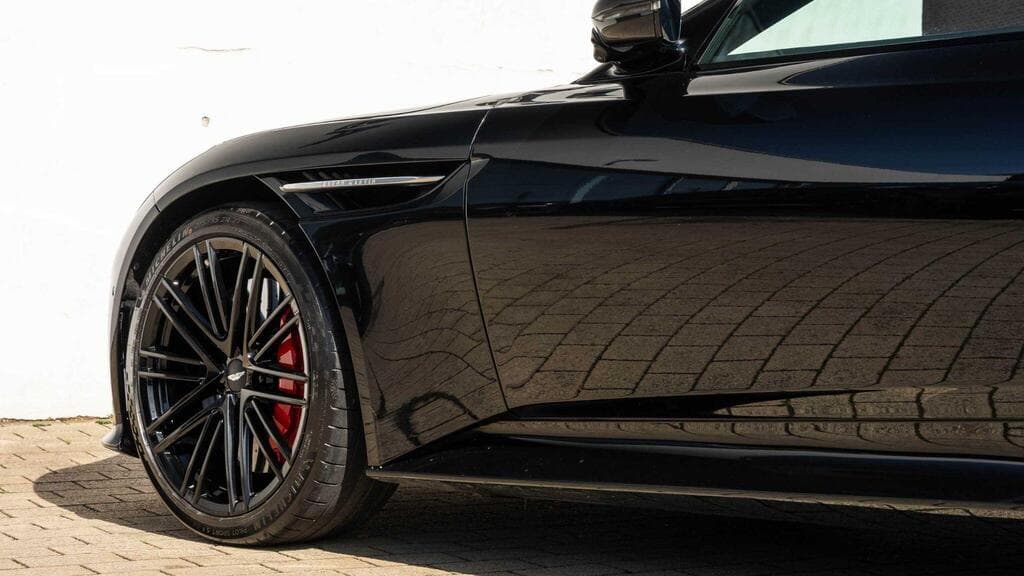 Aston Martin DB12 2023