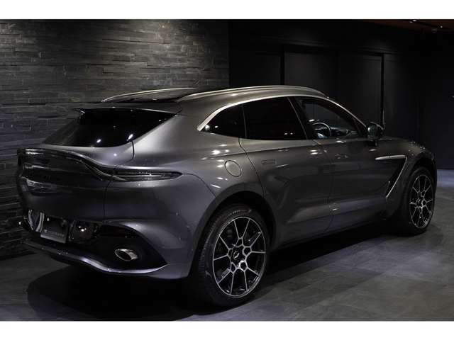 Aston Martin DBX 2022