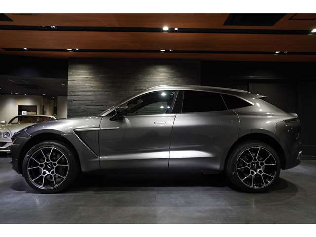 Aston Martin DBX 2022