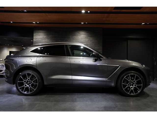 Aston Martin DBX 2022