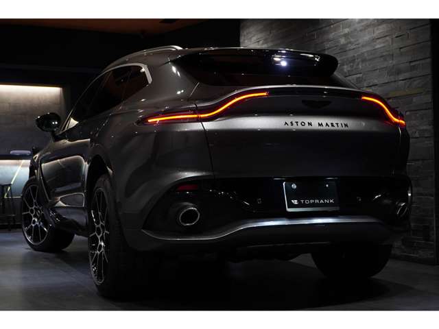 Aston Martin DBX 2022