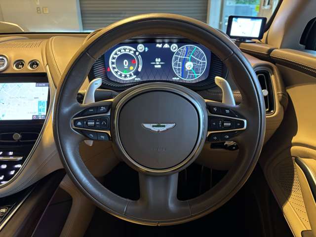 Aston Martin DBX 2022