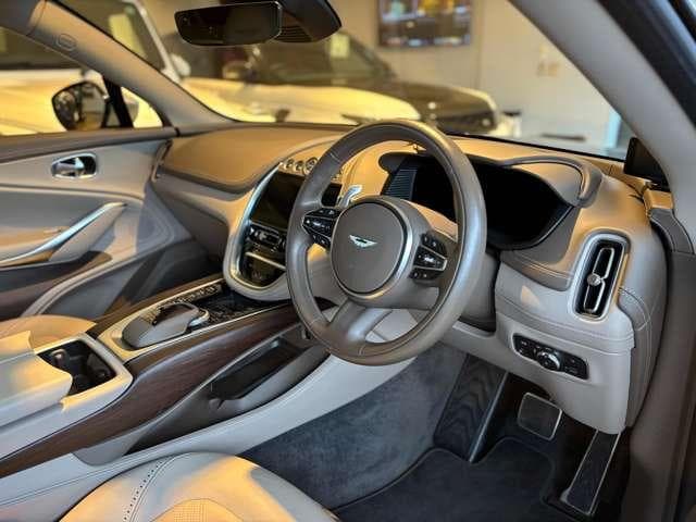 Aston Martin DBX 2022