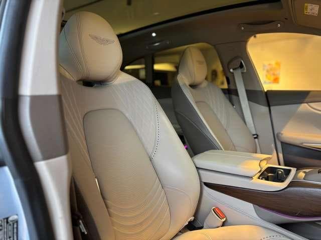 Aston Martin DBX 2022