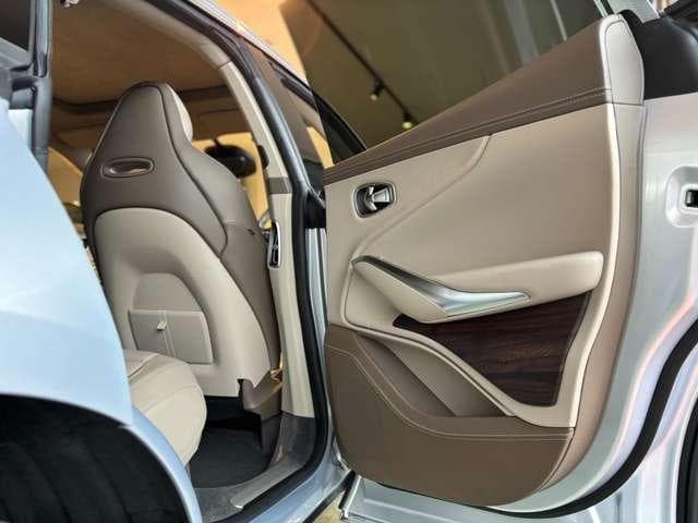 Aston Martin DBX 2022