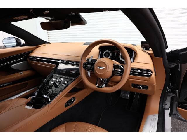 Aston Martin DB12 2024