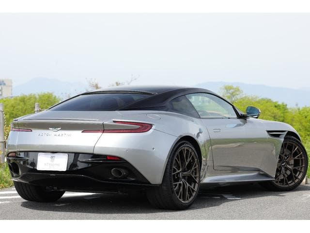 Aston Martin DB12 2024