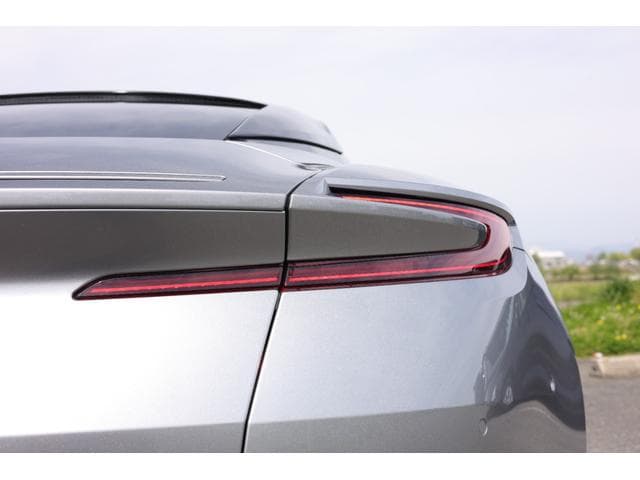 Aston Martin DB12 2024