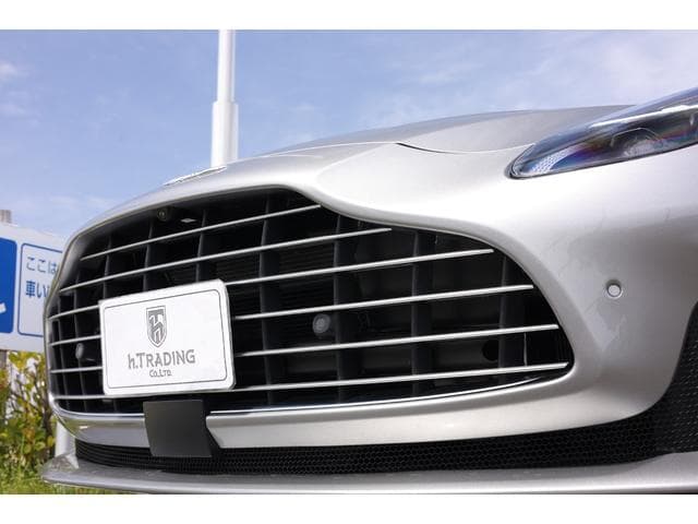 Aston Martin DB12 2024