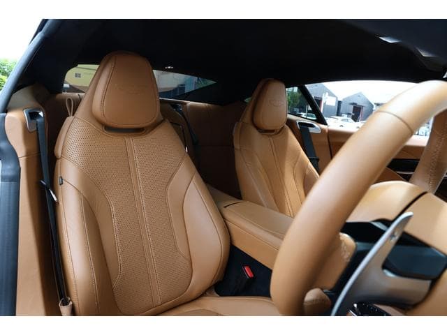 Aston Martin DB12 2024
