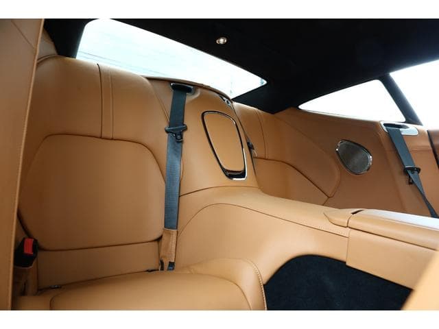 Aston Martin DB12 2024