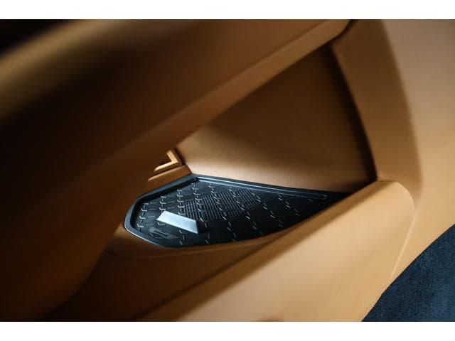 Aston Martin DB12 2024