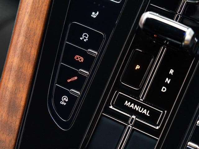 Aston Martin DB12 2024