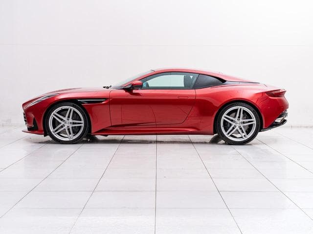 Aston Martin DB12 2024