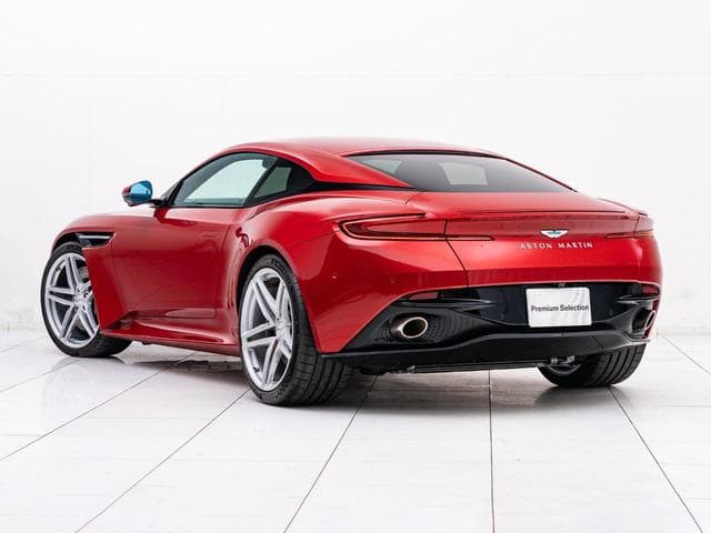 Aston Martin DB12 2024
