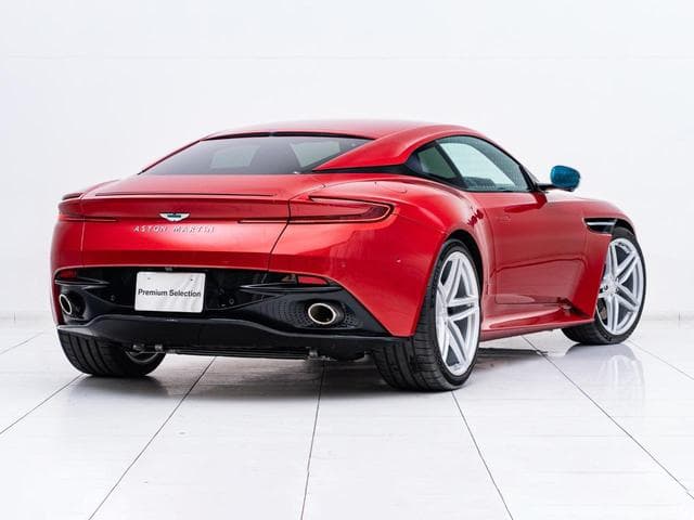 Aston Martin DB12 2024