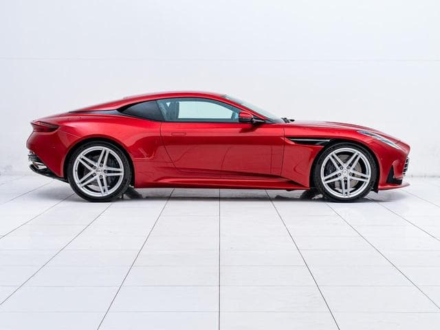Aston Martin DB12 2024