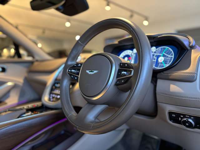 Aston Martin DBX 2022