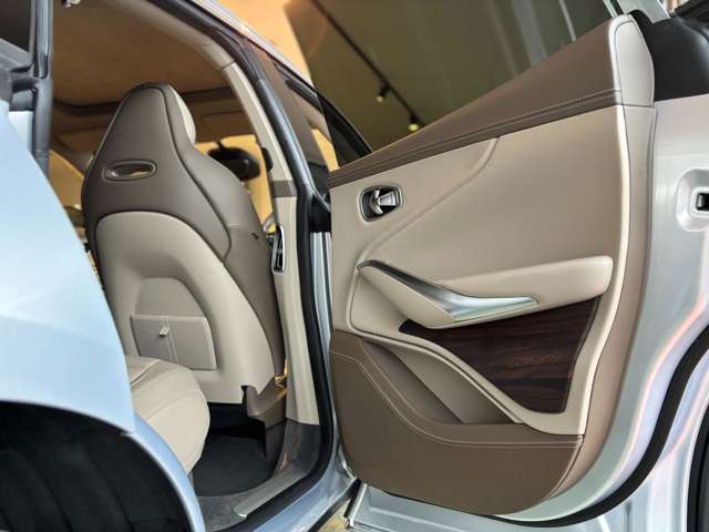 Aston Martin DBX 2022