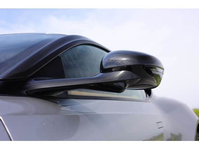 Aston Martin DB12 2024