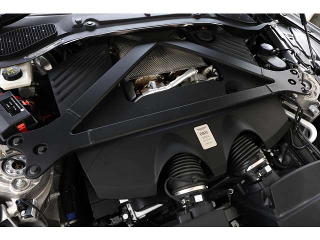 Aston Martin DB12 2024