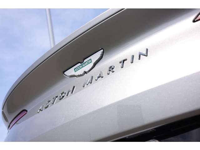 Aston Martin DB12 2024
