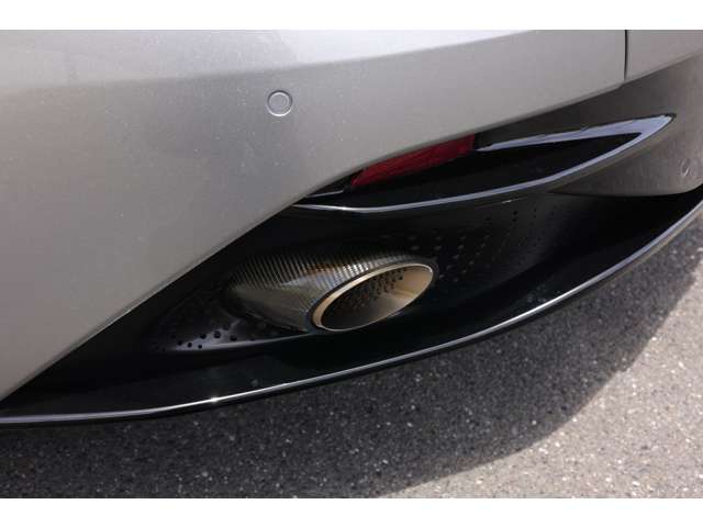 Aston Martin DB12 2024