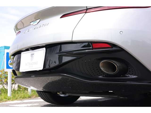 Aston Martin DB12 2024