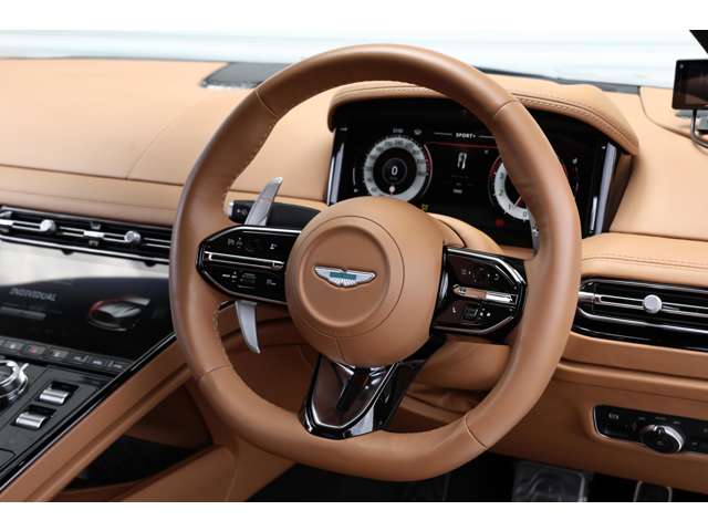 Aston Martin DB12 2024
