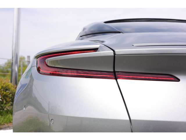Aston Martin DB12 2024