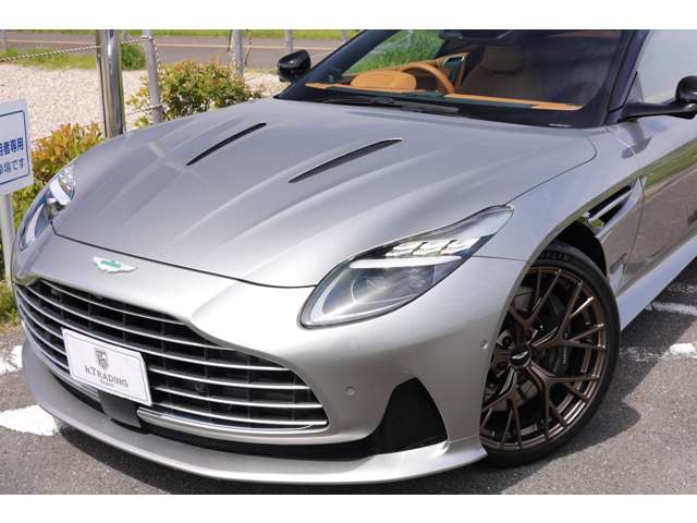 Aston Martin DB12 2024