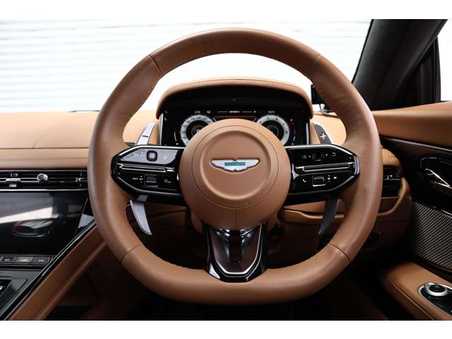 Aston Martin DB12 2024