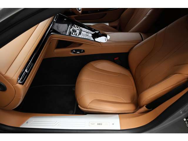 Aston Martin DB12 2024