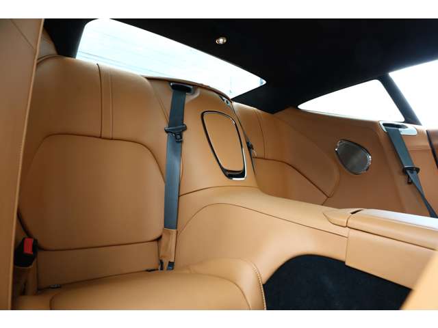 Aston Martin DB12 2024