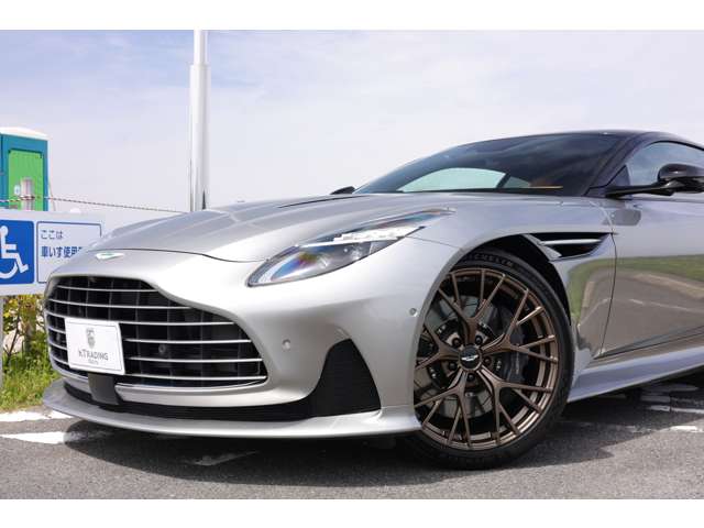 Aston Martin DB12 2024