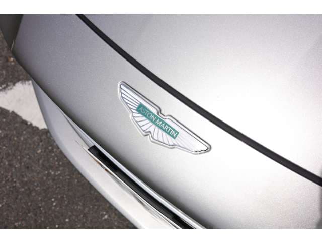 Aston Martin DB12 2024
