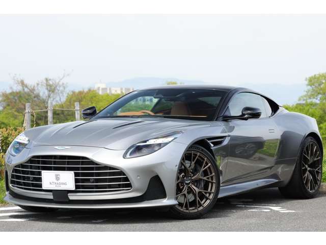 Aston Martin DB12 2024