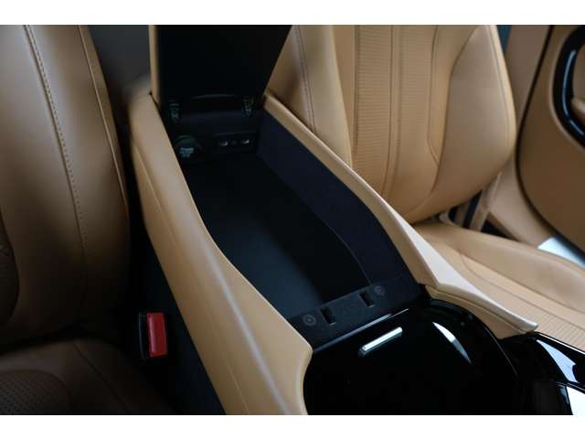 Aston Martin DB12 2024