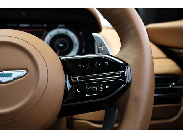 Aston Martin DB12 2024