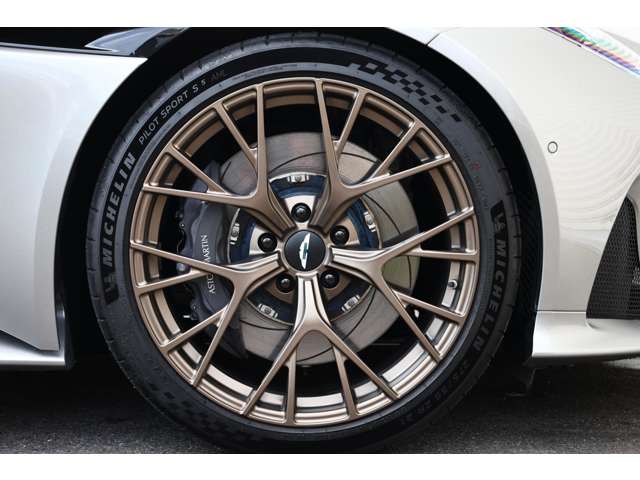 Aston Martin DB12 2024