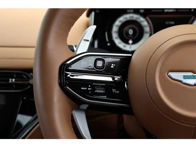 Aston Martin DB12 2024